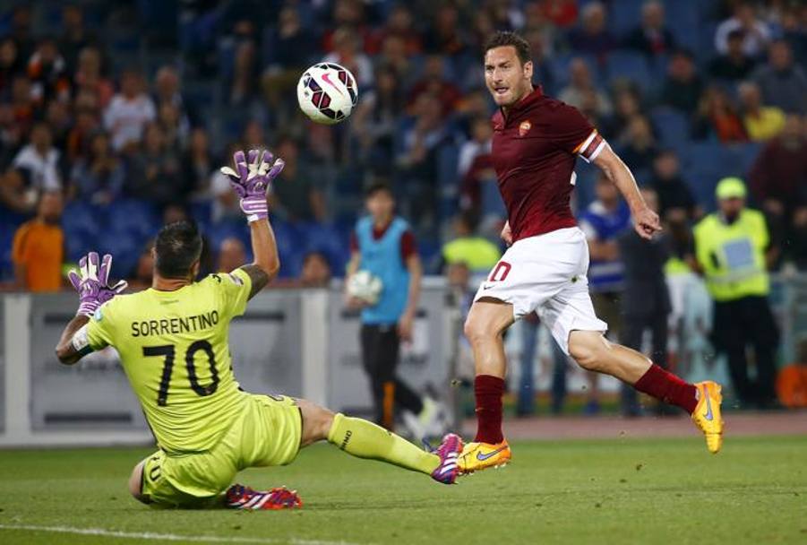 Un passo indietro: Totti che scavalca Sorrentino in pallonetto, trovando l&#39;ottavo gol stagionale. Reuters